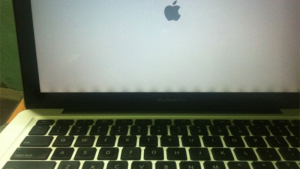 Nguyên nhân gây ra tình trạng màn hình MacBook bị hở sáng đầu tiên và phổ biến nhất chính là do nhà sản xuất lắp ráp không chuẩn khi sản xuất